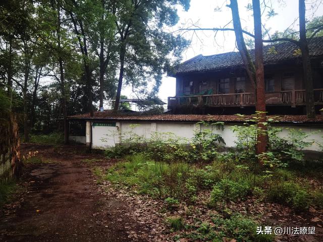 物是人非锈蚀没落的四川岳池县翠湖假日酒店