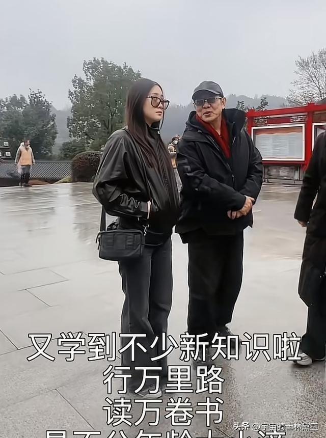 62岁李连杰带小女儿游九华山，不敢开美颜	，缩着脖子走路老态龙钟