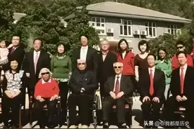 2010年，张震将军96岁大寿，和妻子合影，两人都是101岁去世！图片