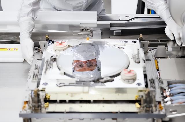 不装了，荷兰就光刻机对中国亮明态度，日本意识到“上当”了