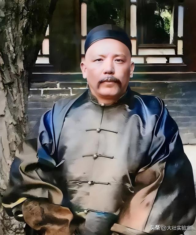 袁世凯的真实老照片：穿龙袍坐龙椅接受朝拜，姨太太确实漂亮！