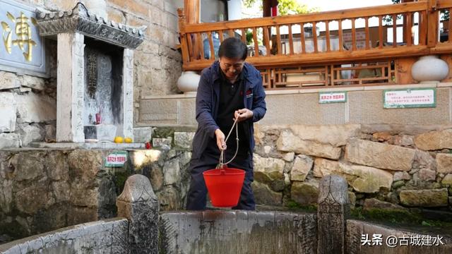 “中国作家驻村计划”启幕！著名作家陈应松深入建水，探寻千年古城的文化密码