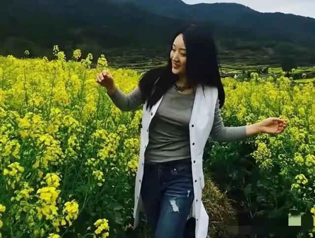 杨钰莹自家豪宅种辣椒 有收获了 50多岁了 精致的像18岁少女 绝了
