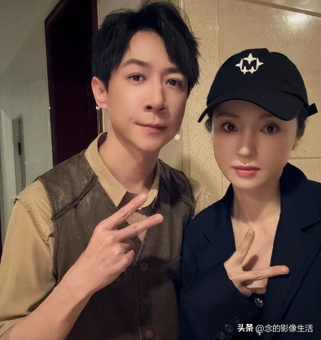 董璇承认再婚后首次亮相带女儿发糖