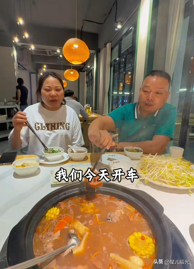 千万富翁王晓举正面回应带货问题 生母到成都 弟弟也去 将体检买衣服