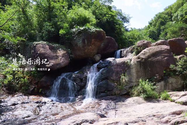浙江宁波的玩水古道，山石奇峻潭瀑成群，确实很秀丽但雨后更美
