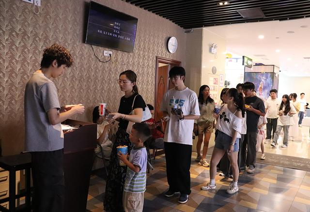 兴义：暑期文化场所人气爆棚 市民享"书香"与"光影"时光