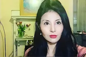 华裔女记者跪舔美国，扬言中国脸是耻辱，母亲却被拔掉呼吸机图片