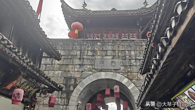 自驾路上的“假夫妻”：他扛行李她买水，背后藏着千万老人的孤独