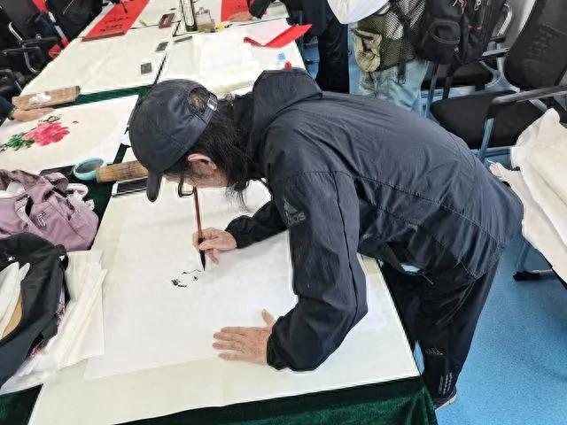 重阳佳节将来临 创作墨宝送老人