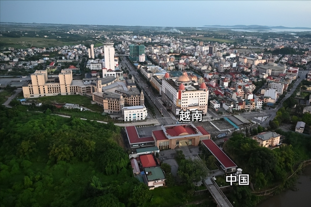 广西边境这座“三沿五点”城，一街跨两国，公交10元直达越南！