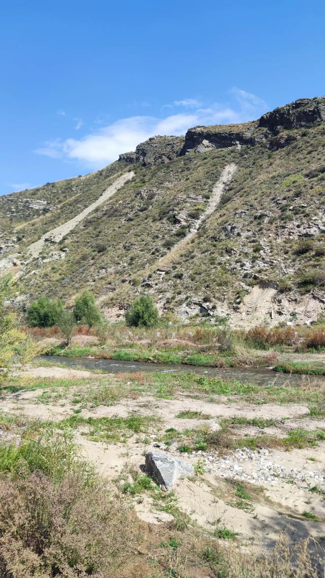 呼和浩特哈拉沁沟，一条小河从两山峡谷流出，步行只能走小路