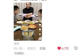 太暖了！男子喂4个儿子吃饭，吃饭期间4个儿子喊爸爸喊冒烟了！图片