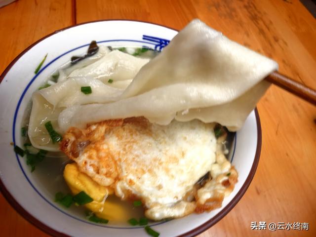 在四川巴盐西运的“盐运第一滩”，我是流着口水逛完这个古镇的