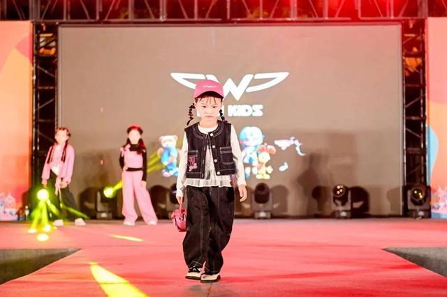嗨玩购集团旗下品牌厵、W亮相真武庙世遗文化游园会