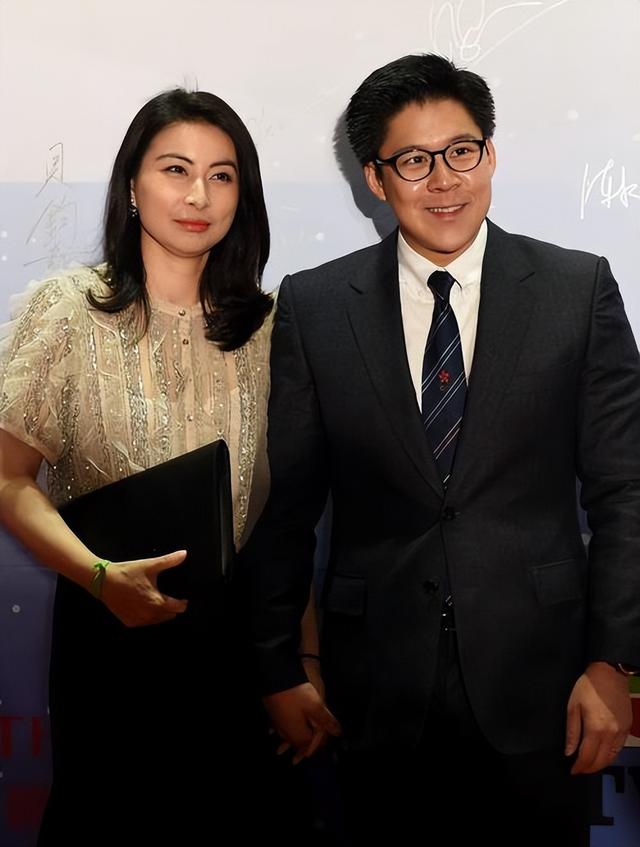 李嘉诚再有钱也没用，这一次现身北京观礼的霍震霆，给他上了一课