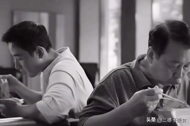 罗晋父亲葬礼现场曝光，罗晋抱遗照神情哀伤，唐嫣在身后全程陪伴