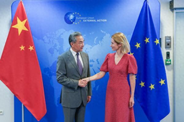 美欧关税战正式开打！特朗普先出招，他断定：欧盟绝不敢倒向中国