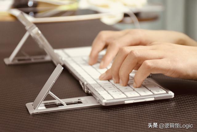 华为三折叠卖2万，我用200价位的BOW键盘抄了同款作业