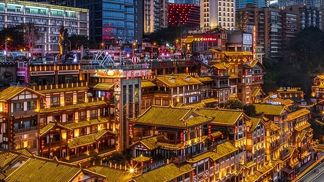 杀疯了！1400万外国人涌入中国，重庆大街上，挤满了老外