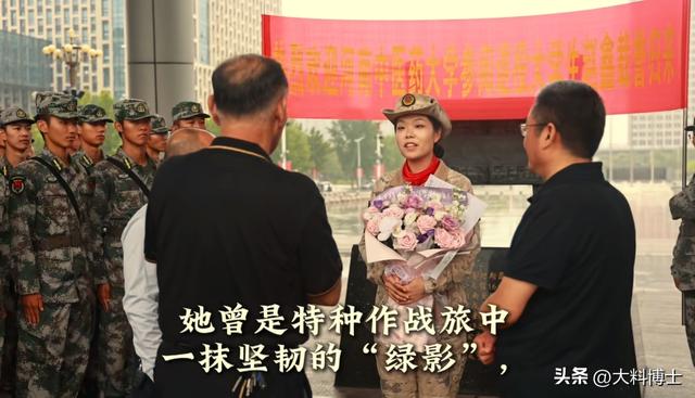 河南大学生从阅兵场归校，获隆重迎接，老师让她走前面，被逗笑了