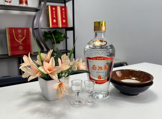 胖东来“自由爱”热卖后，又一白酒杀疯了！100%纯粮仅售128元