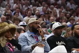 媒体晒詹姆斯场边观战照，座位下放着咖啡、红酒和水图片