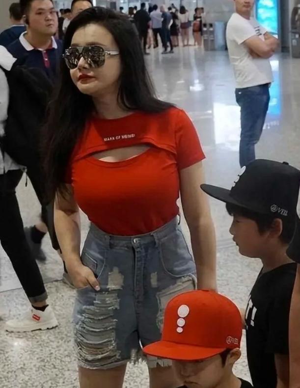 里子面子都没了！赔光2亿后	，妻子深夜亲手撕下邹市明最后的体面