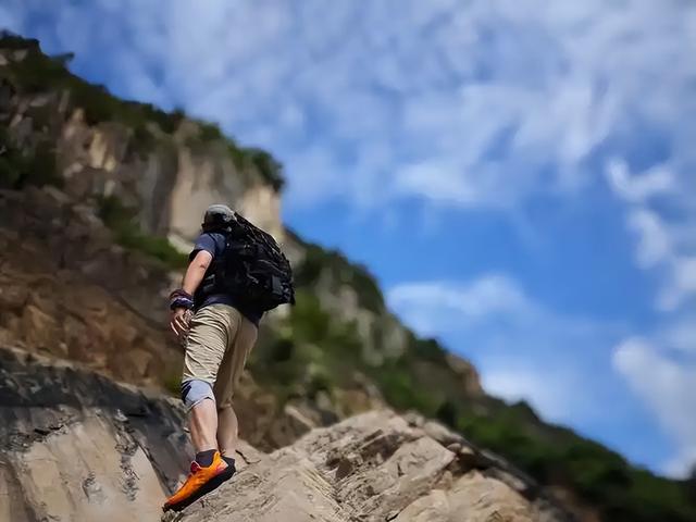 不挤5A挤深山！大青山“塞尔达”火了，徒步团乱象咋破局？
