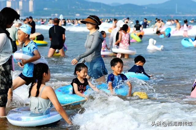 西海岸金沙滩，“人浪”来袭！