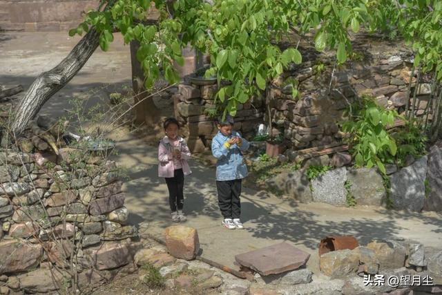 《太行山徒步记：从西走到南》免费的挂壁公路，悠悠然的崖边行走
