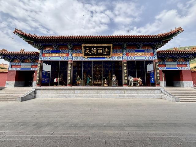 游览青州市知名景点龙兴寺
