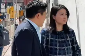 郭晶晶现身香港，带领运动员一起做慈善，穿格子衫的她好漂亮图片