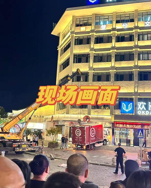 货车冲进奶茶店后续！两位女性被压死 仅30多岁，颜值很高长相漂亮