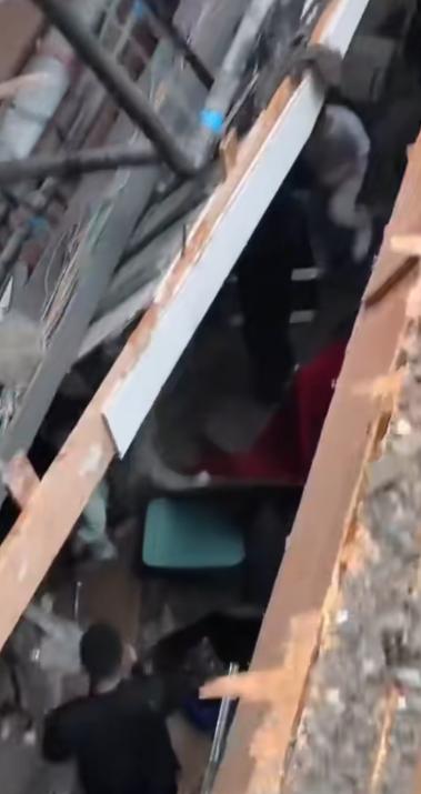 东海一饭店房顶发生塌陷,室内正举办宴席 当地应急管理局:救援仍在进行中(图2) 东海一饭店房顶发生塌陷,室内正举办宴席 当地应急管理局:救援仍在进行中(图2)