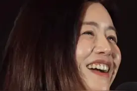 42岁陈妍希被网友吐槽牙黄 满脸油光 法令纹深 酒窝凹陷 眼角鱼尾纹图片