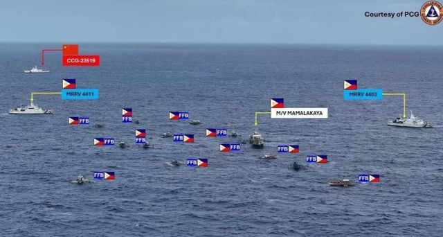 菲渔民突然掏刀威胁，中国海警没一个动作多余，打烂菲船都不为过