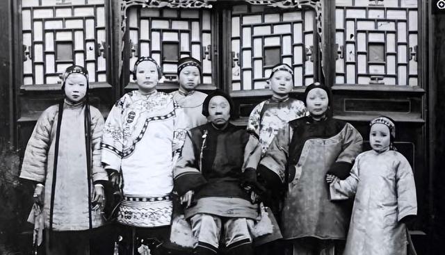 1906年，一位清朝女子自愿脱下衣服，让洋人拍下这组裸体照片