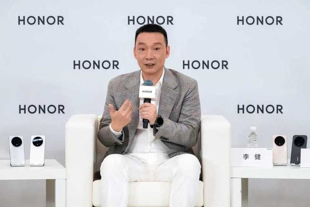 ROBOT PHONE登场：荣耀为AI终端开了自进化”的未来新局