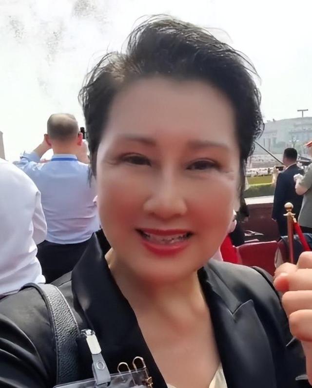 63岁张凯丽也没想到，因阅兵上的一个举动，她的口碑“彻底逆转”