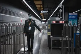 作为地铁员工，我来说说地铁安检员这个工作，年轻人最好别干这个图片