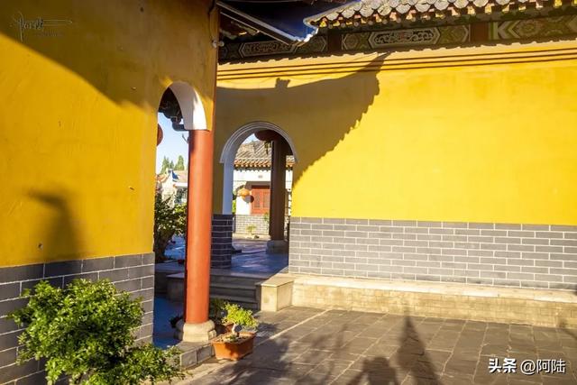 环荆州古城一圈，打卡天下第一关羽祠，叹往昔峥嵘岁月稠