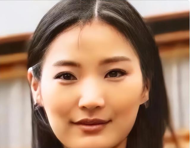 不丹佩玛王后置装费逐年上涨，披四爪龙披肩，拎爱马仕穿贝嫂高定