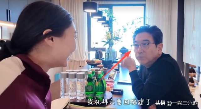 水均益跑泉州给女儿带娃，和前妻罕见同框	，主动搭话对方却不理他