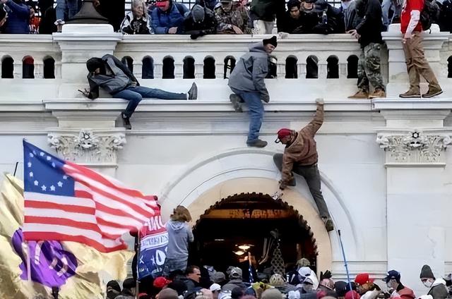 英国预算案正在改写规则	，这场税收风暴，真的会终结民主吗？