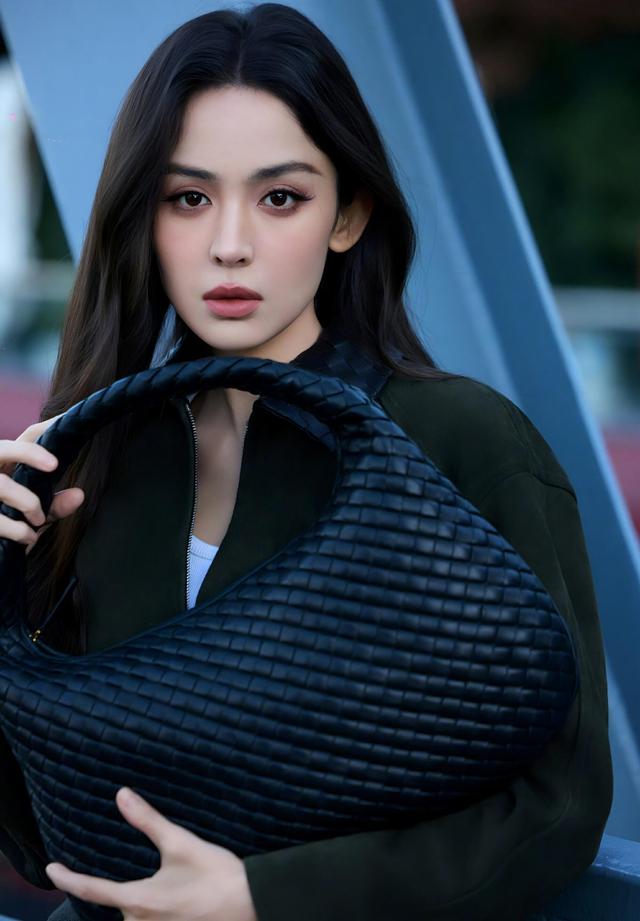 娜扎深棕裙配金饰，初看冷艳细看媚，反差风情迷住人