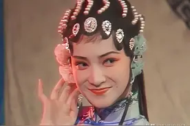 何晴一胖毁所有？梨形身材算不算真美人？看她53岁剧照，就知道了图片