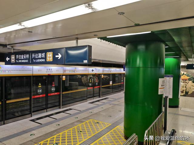 参观北京恭王府，过去一直觉得这是小景点，没想到游客居然这么多