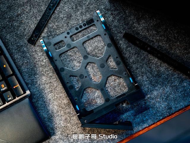 威联通新品NAS Qu805开箱：家用级定价、企业级性能,真香!