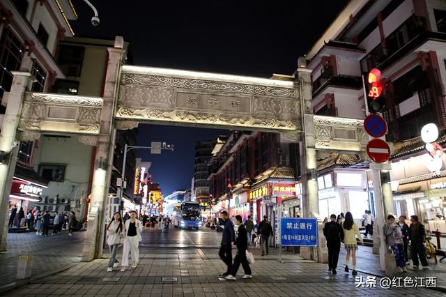 坡子街的夜色里，藏着长沙的烟火人间